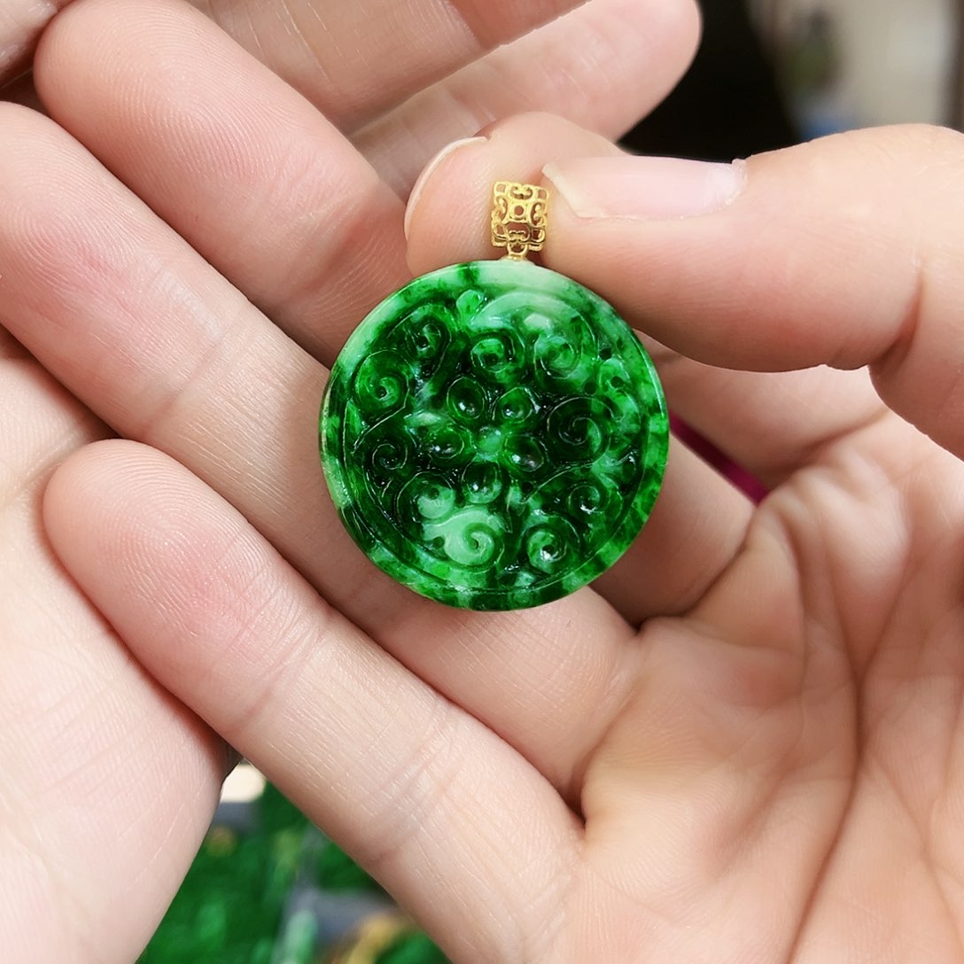 翡翠颈饰18K金镶嵌吊坠多样性