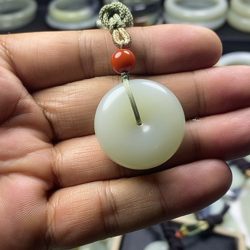 【闪购商品】颈饰未镶嵌和田玉娟**?