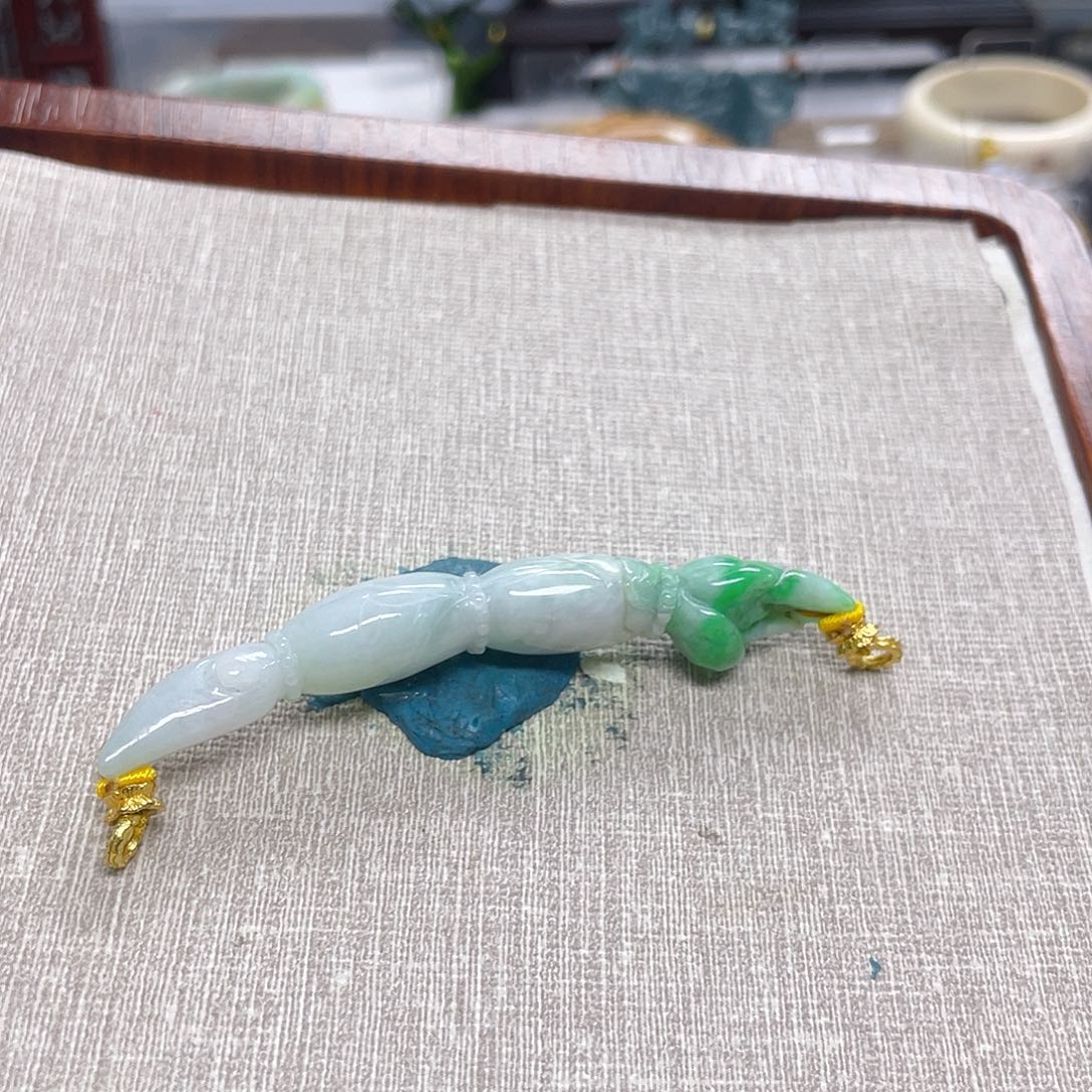 翡翠未镶嵌颈饰藕节