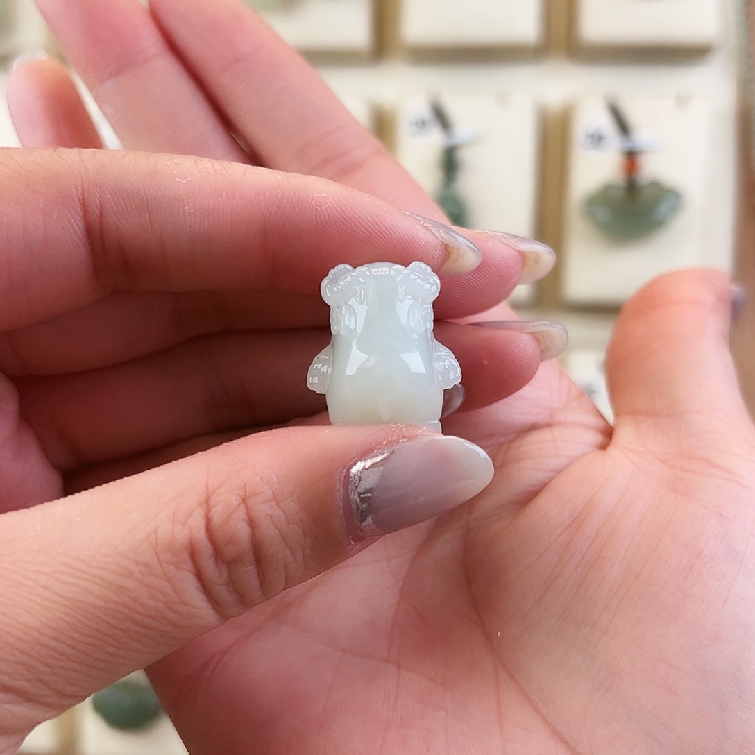 覃***妮和田玉未镶嵌颈饰