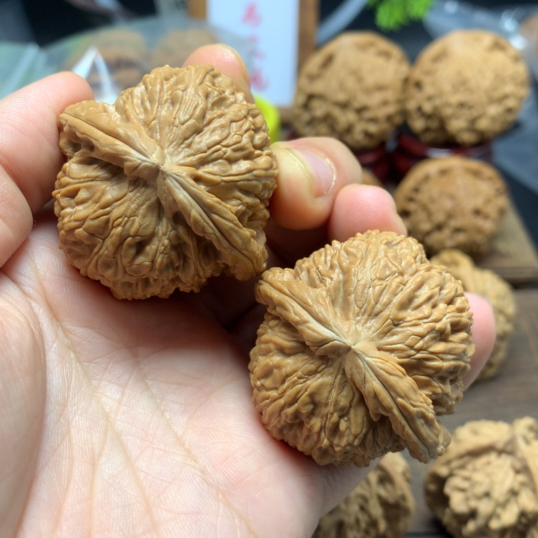 文玩核桃吊坠六*八42全品白狮子