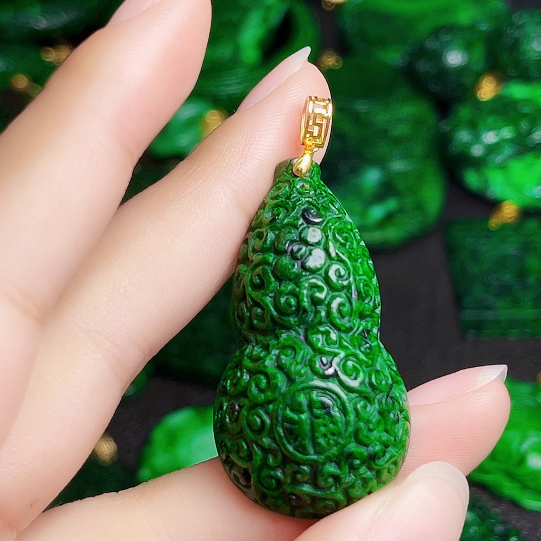 颈饰18K金镶嵌翡翠多样性