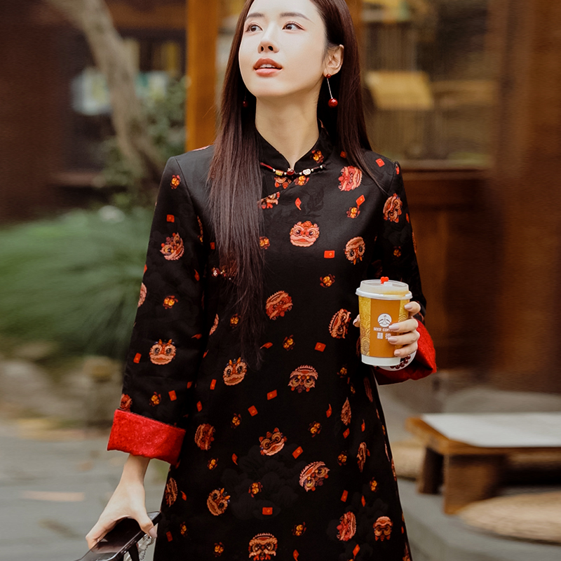 复古日记“狮狮如意”100桑蚕丝拜年服新中式中长款连衣裙247L7433