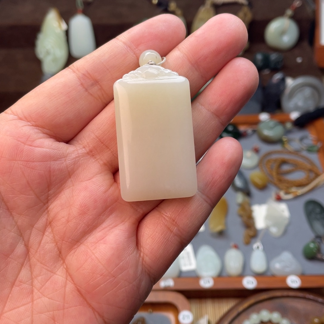 颈饰未镶嵌和田玉影**a