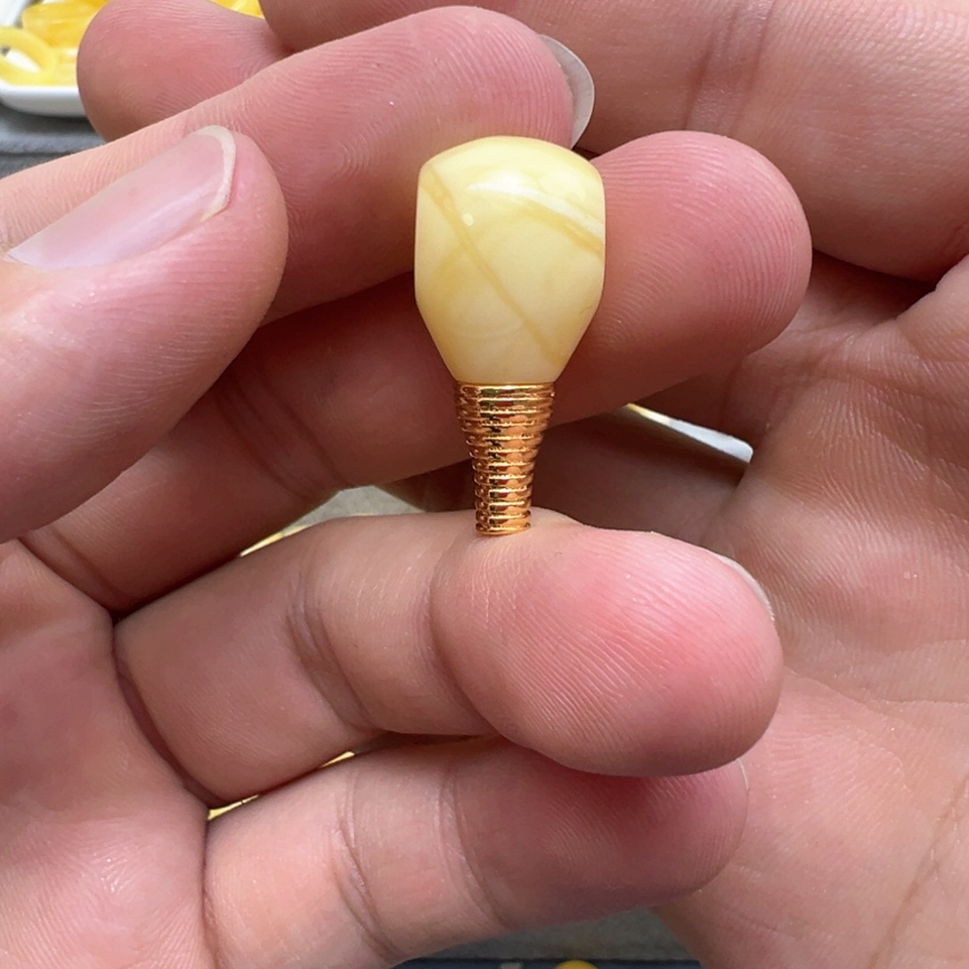 琥珀裸石未镶嵌，