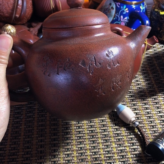 紫砂茶壶原矿泥料手工制作的紫砂壶。