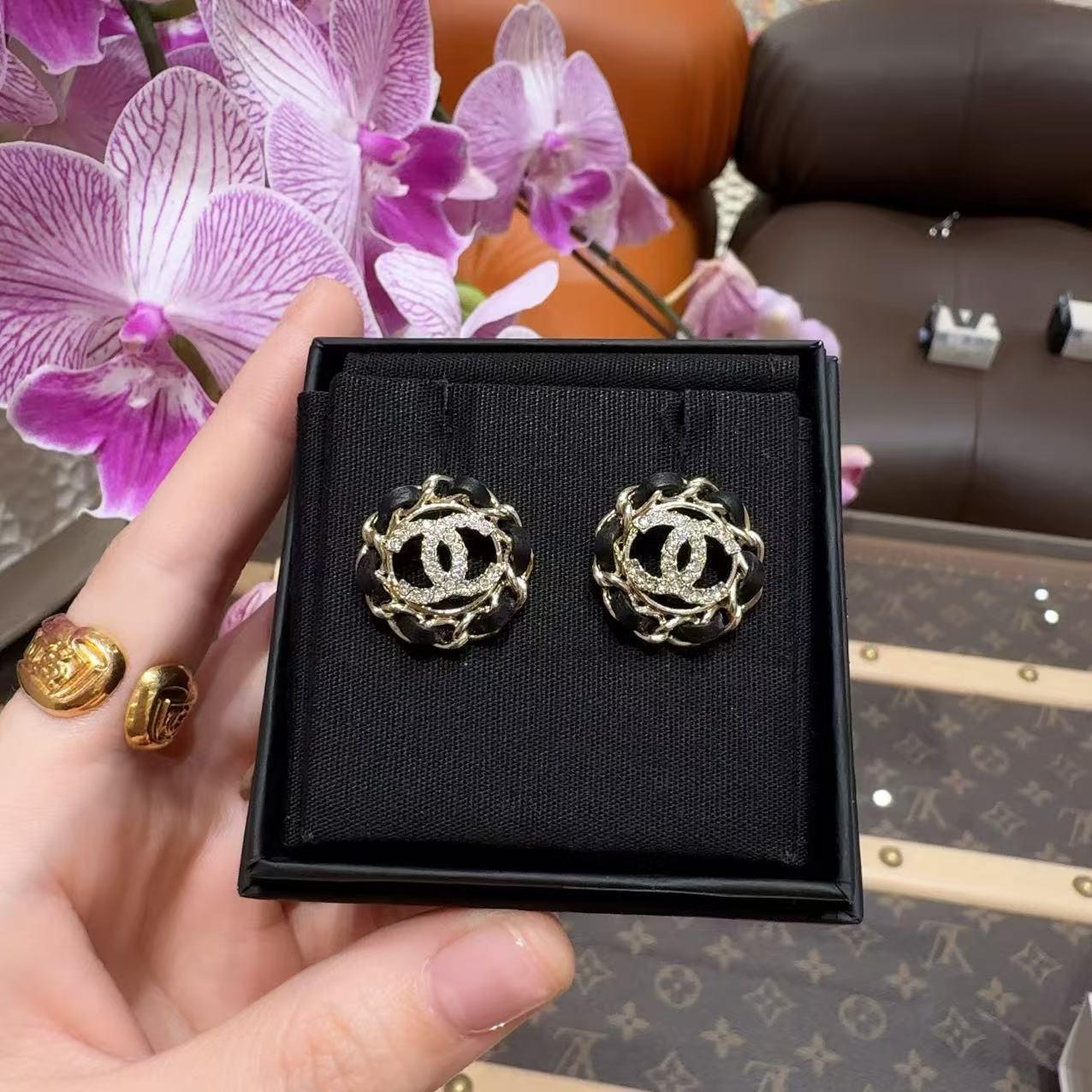 全新未使用 Chanel/香奈儿 477-黑金皮穿链双C圆形logo耳钉