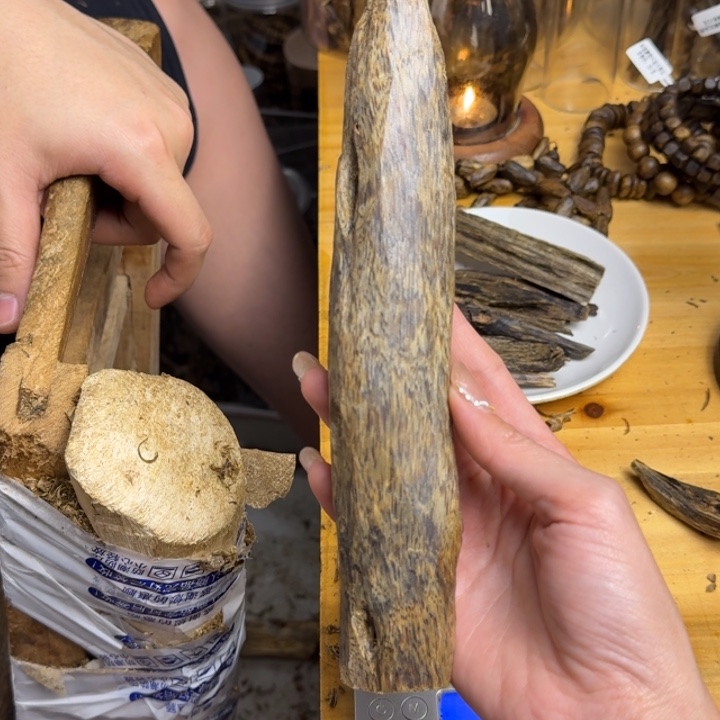 沉香手把件乌身品种块料80克