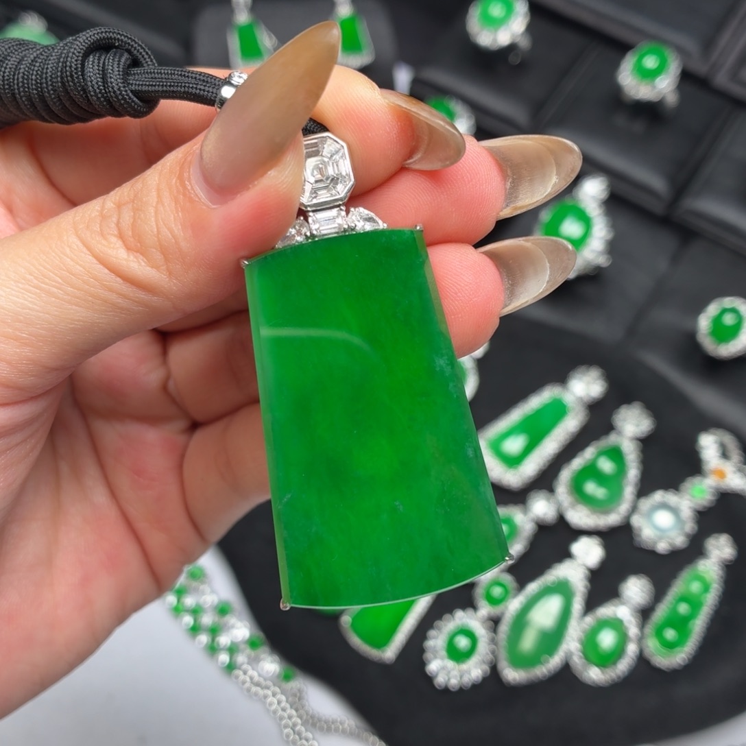 翡翠18K金镶嵌颈饰001无事牌
