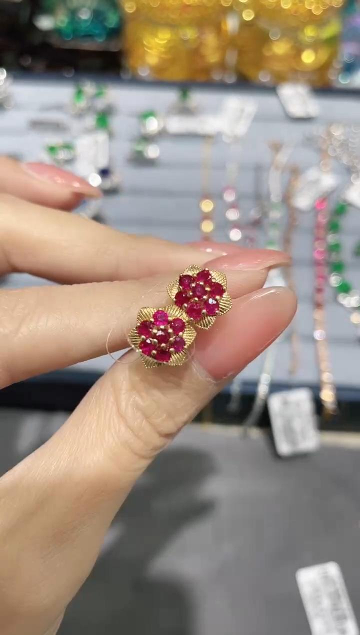 18K金镶嵌天然红宝石耳饰花朵款