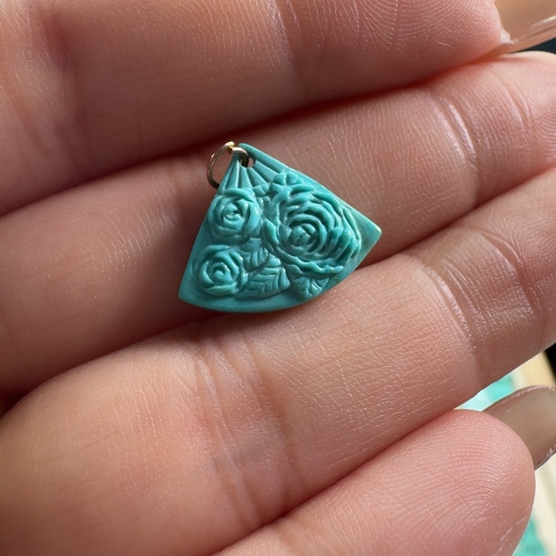 》***《绿松石未镶嵌颈饰