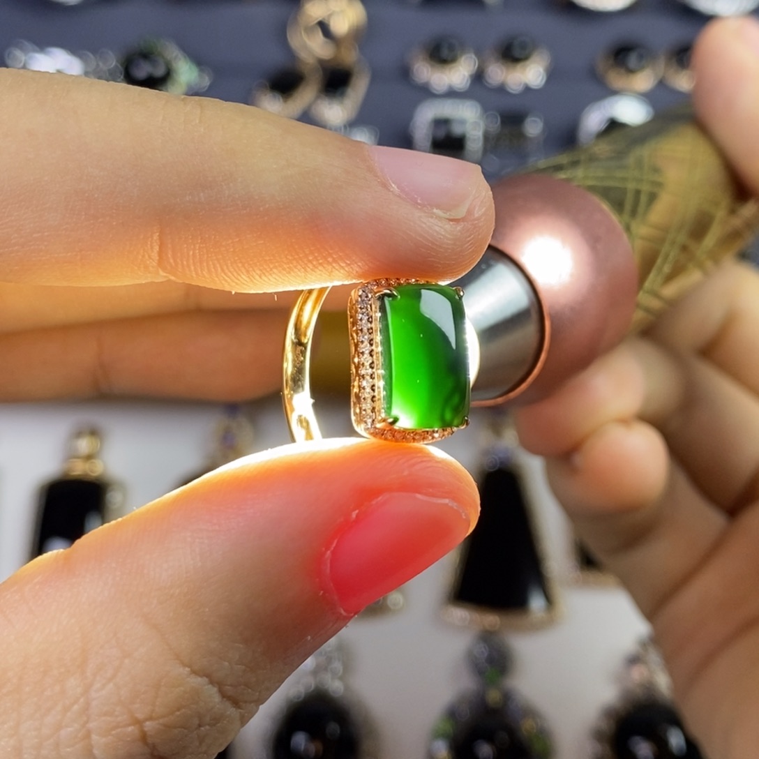 18K金镶嵌戒指翡翠