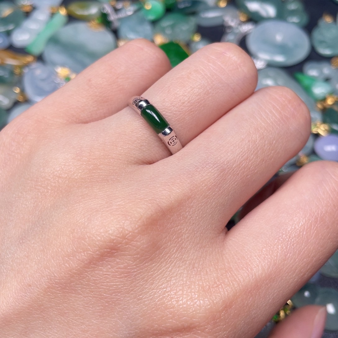 翡翠颈饰18K金镶嵌翡翠