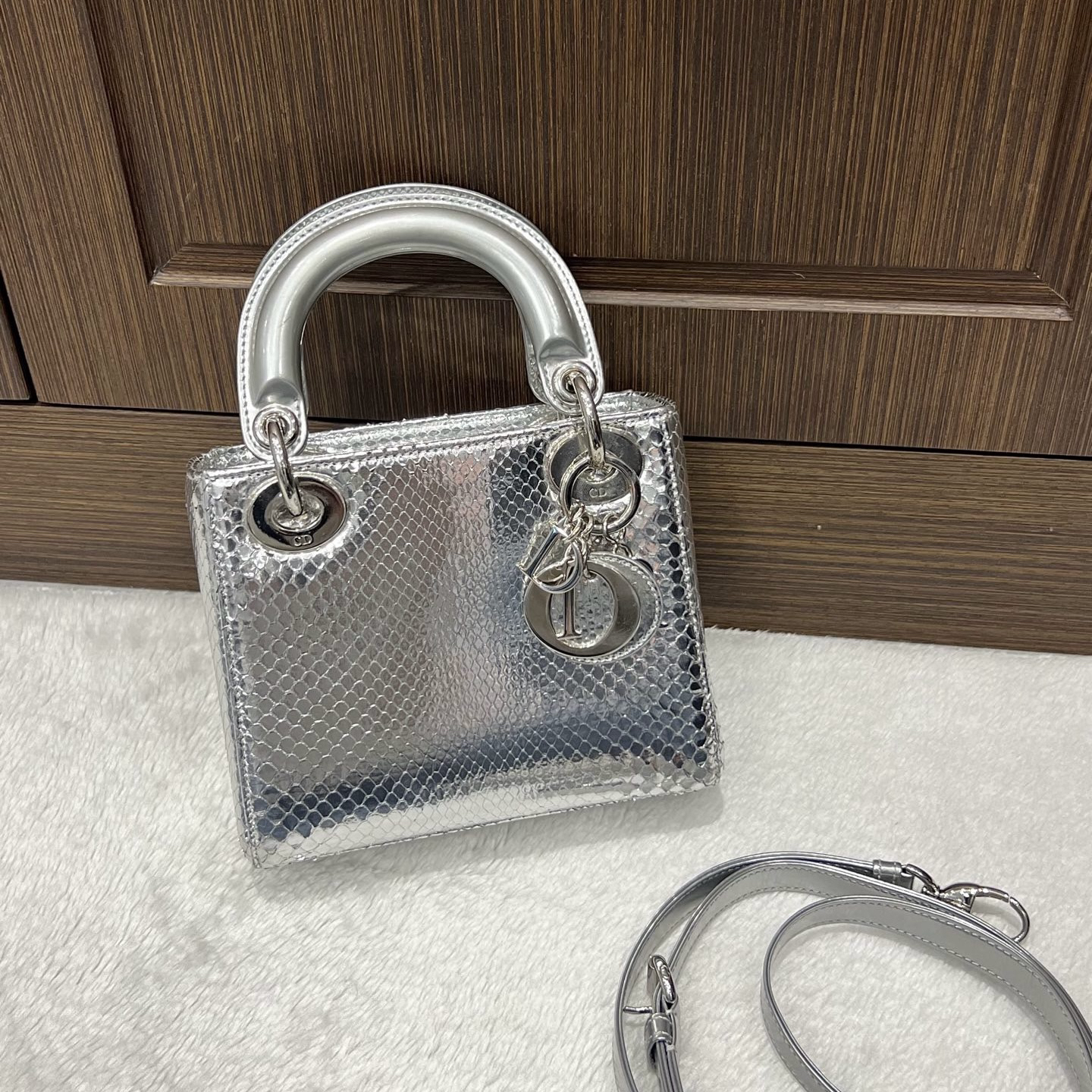 95新 LouisVuitton/路易威登 蛇皮镜面银三格戴妃/二奢