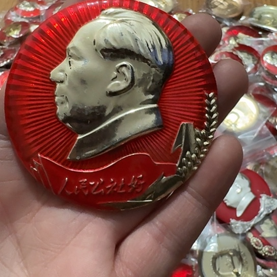 画***叔其他普通金属圆形红色人物像章