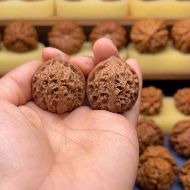 31全品137狮子头文玩核桃