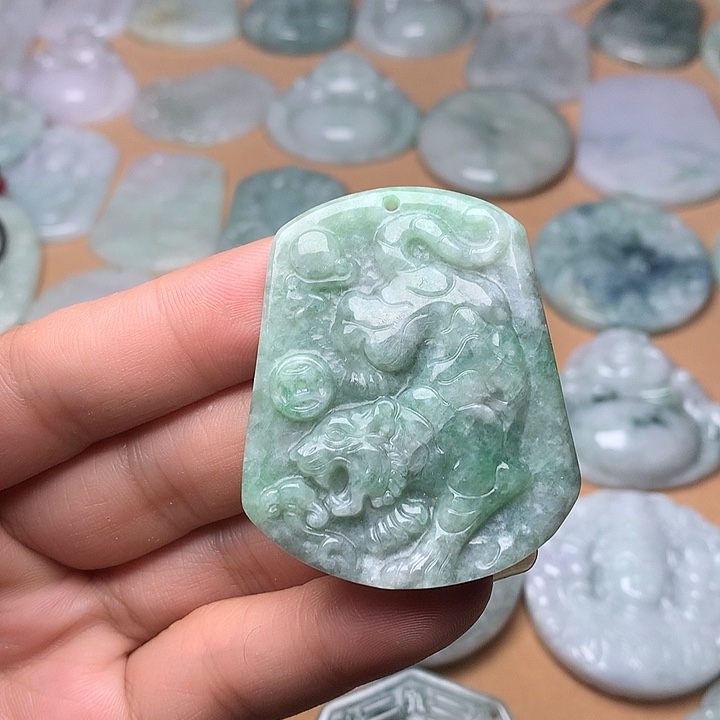 翡翠未镶嵌颈饰虎牌