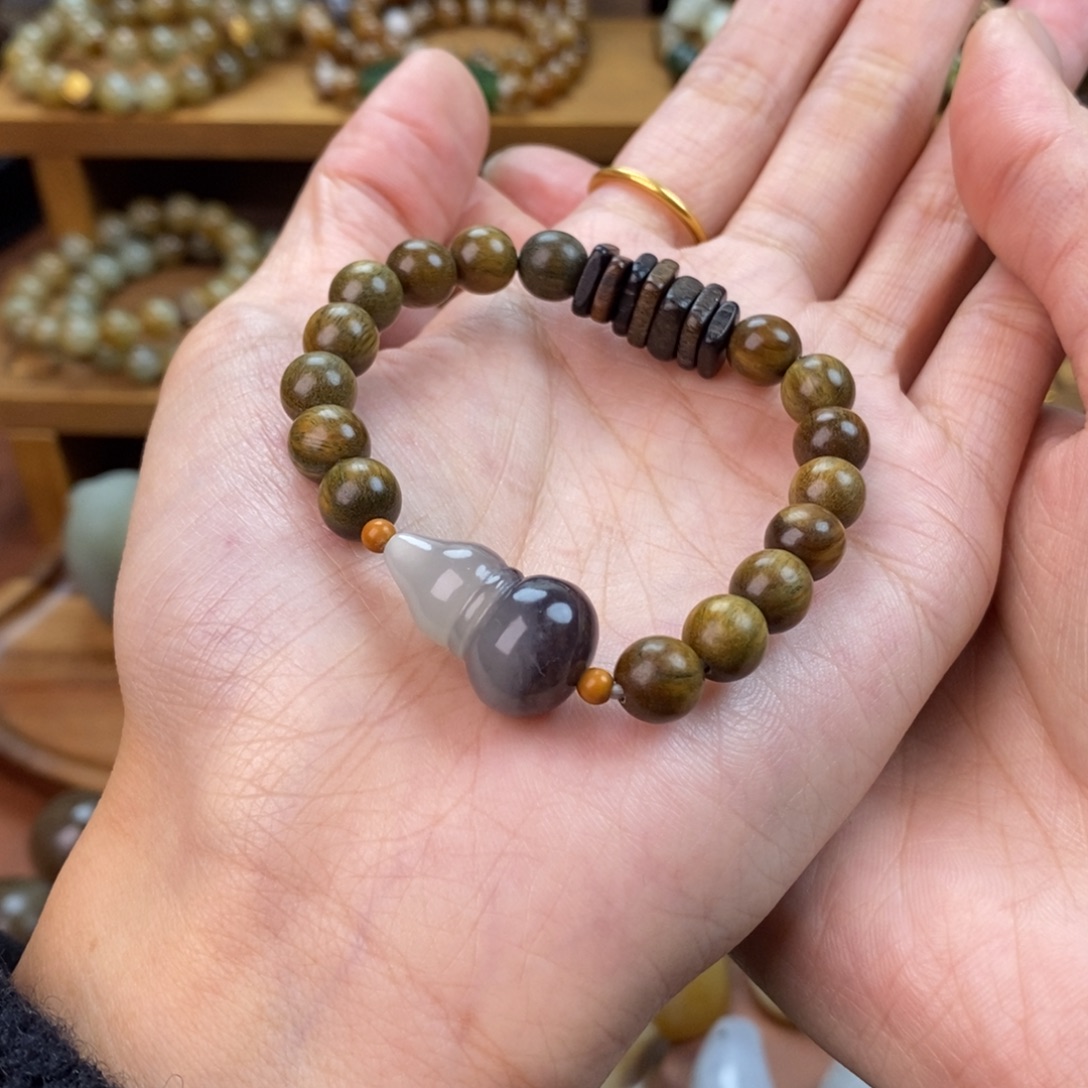 祎***凌和田玉未镶嵌颈饰