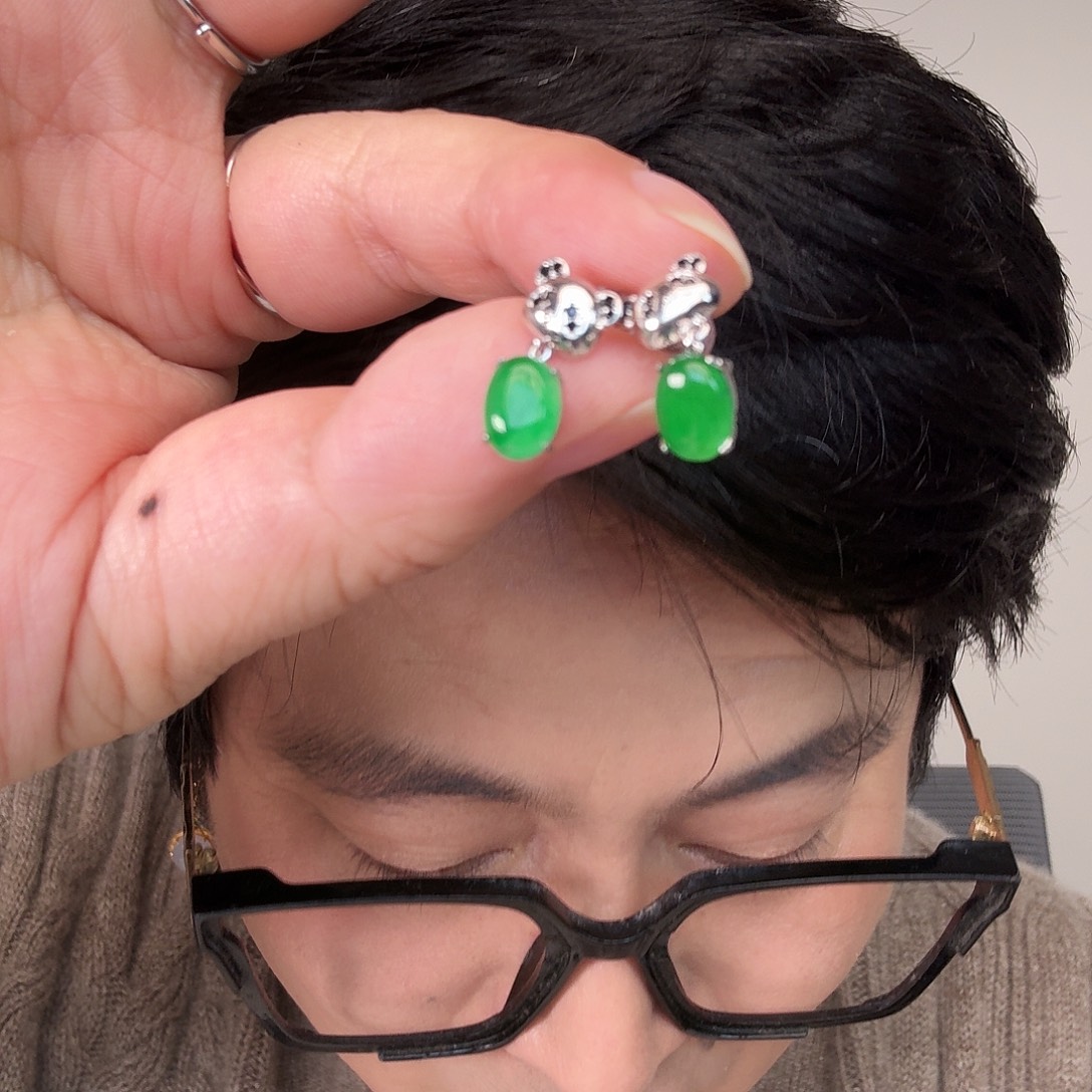 翡翠未镶嵌颈饰一对