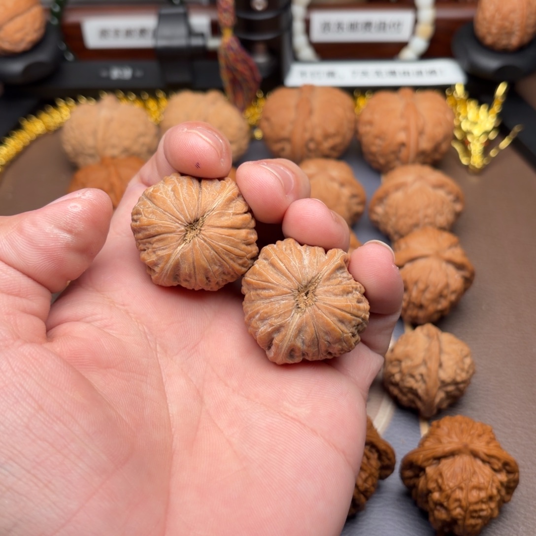 浙***了文玩核桃把件铁锤妹妹