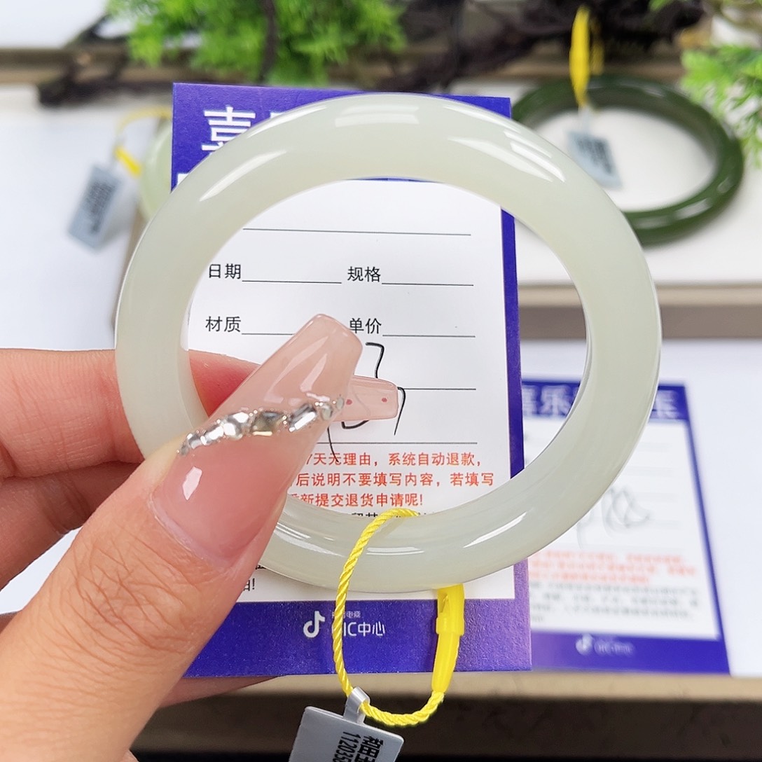 和田玉手镯未镶嵌藏****馆