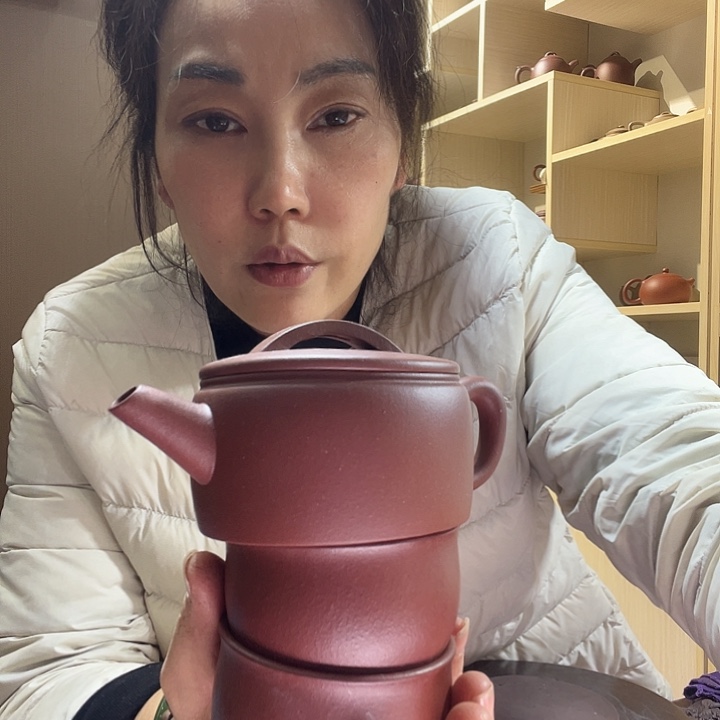 茶壶紫砂紫呢杯子两个汉瓦一个