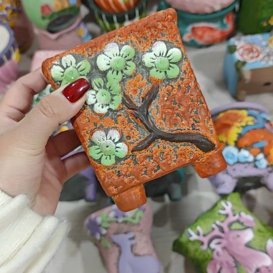 当场拍满15元发货不凑不发，花盆盆口不方不圆有针孔黑点是正常的，