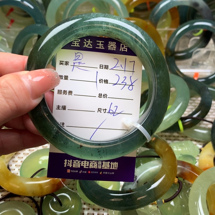 蛇纹石玉手镯未镶嵌是**啊