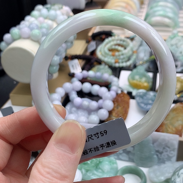 翡翠手镯未镶嵌吊坠