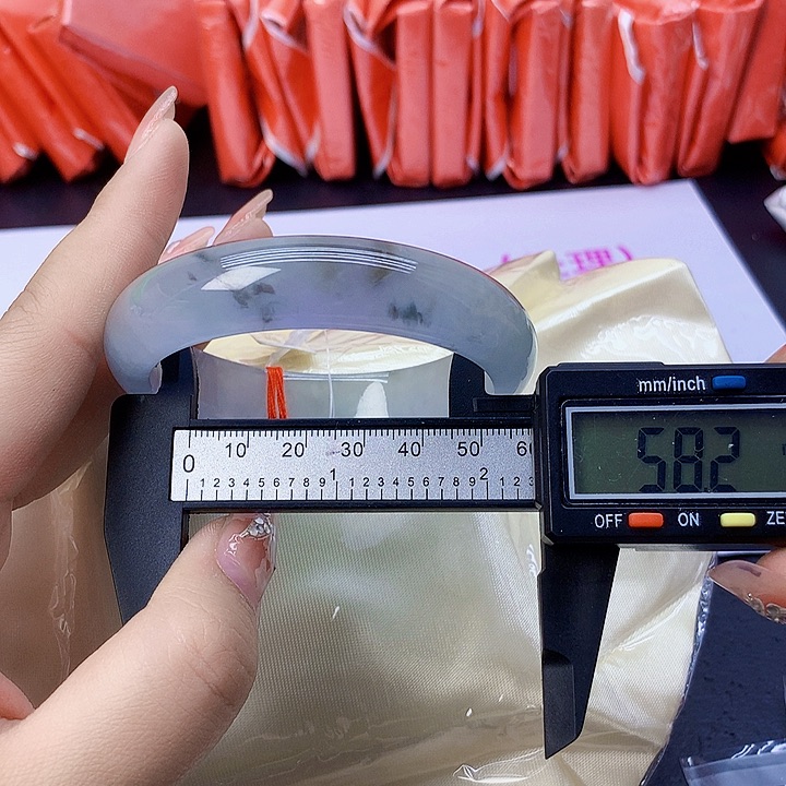 翡翠手镯未镶嵌155。    