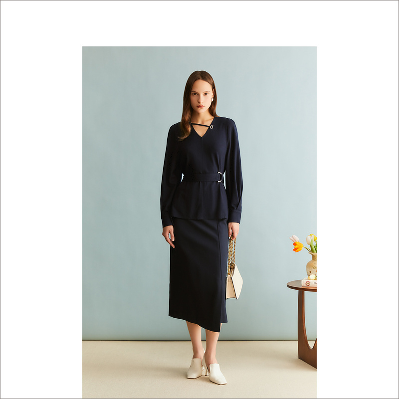 YINER音儿冬季新款羊毛混纺V领轻奢通勤收腰衬衫上衣8C33570360