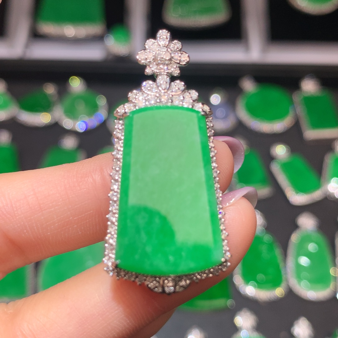 翡翠颈饰18K金镶嵌翡翠