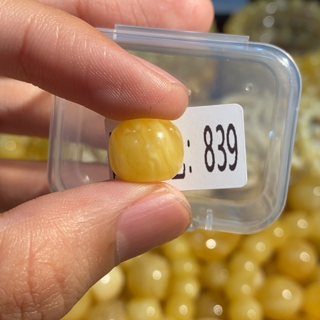 蜜蜡未镶嵌珠宝奇石839