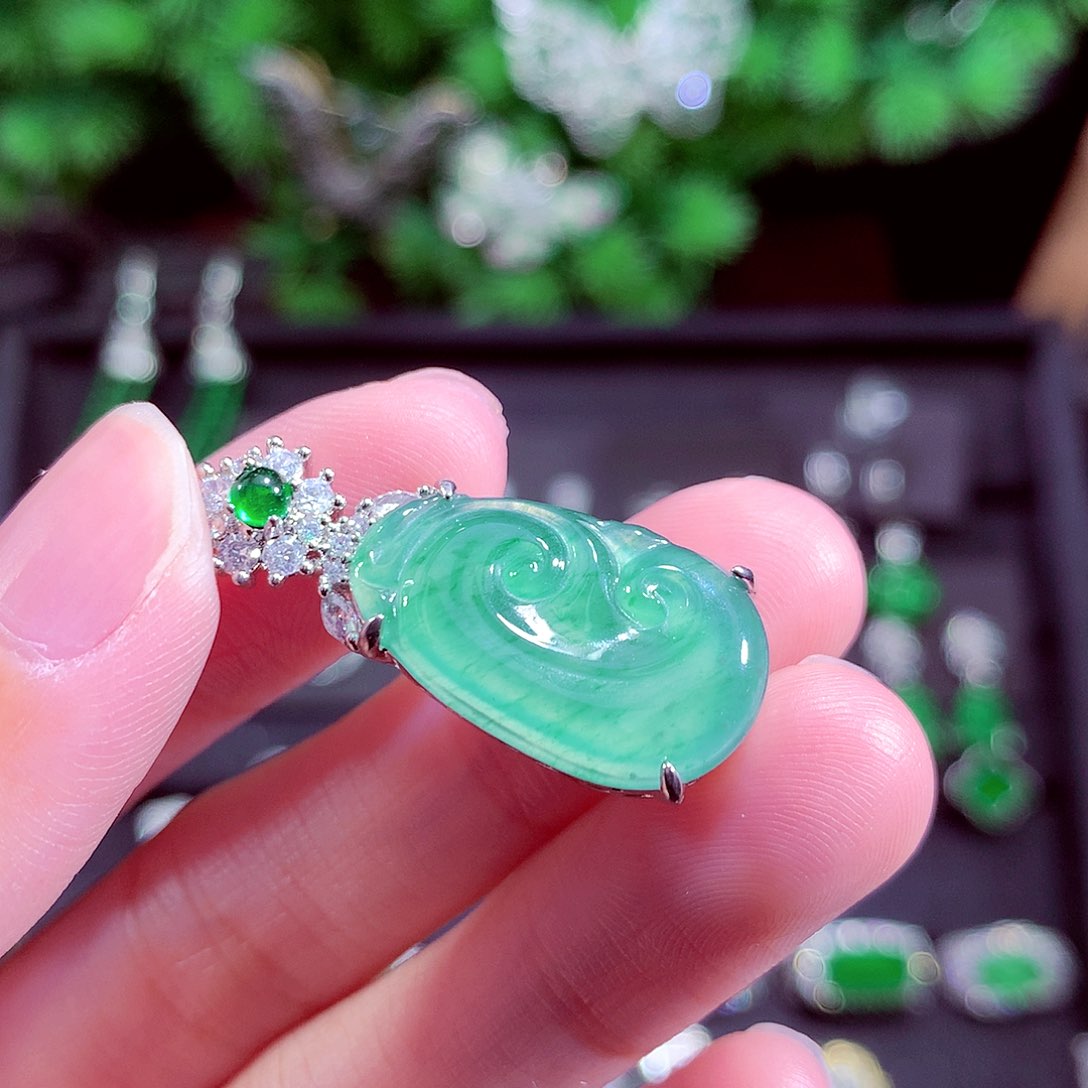 颈饰未镶嵌翡翠天然