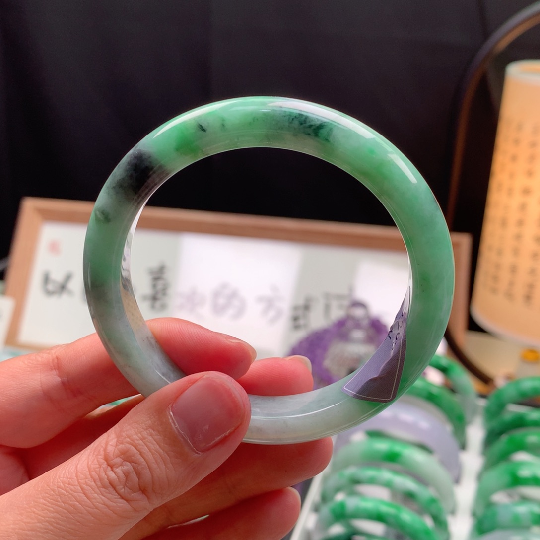 翡翠手镯未镶嵌缅甸