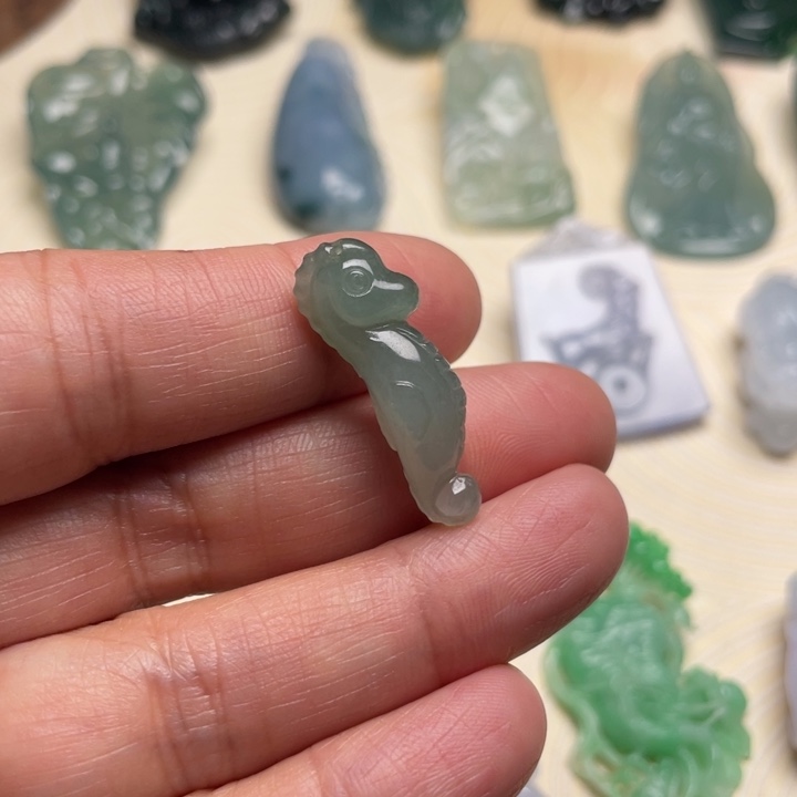 翡翠18K金镶嵌颈饰海马