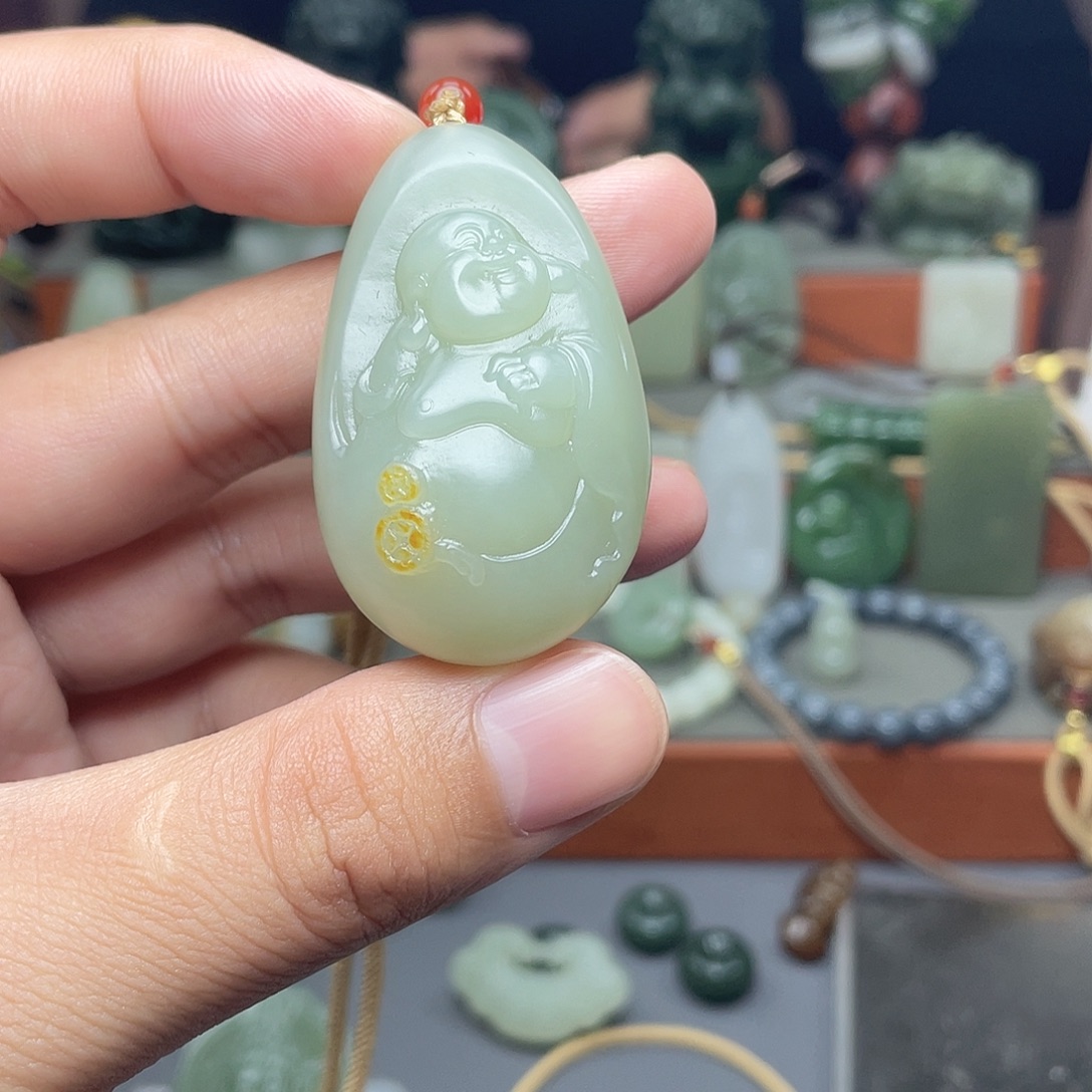 新***人和田玉未镶嵌颈饰