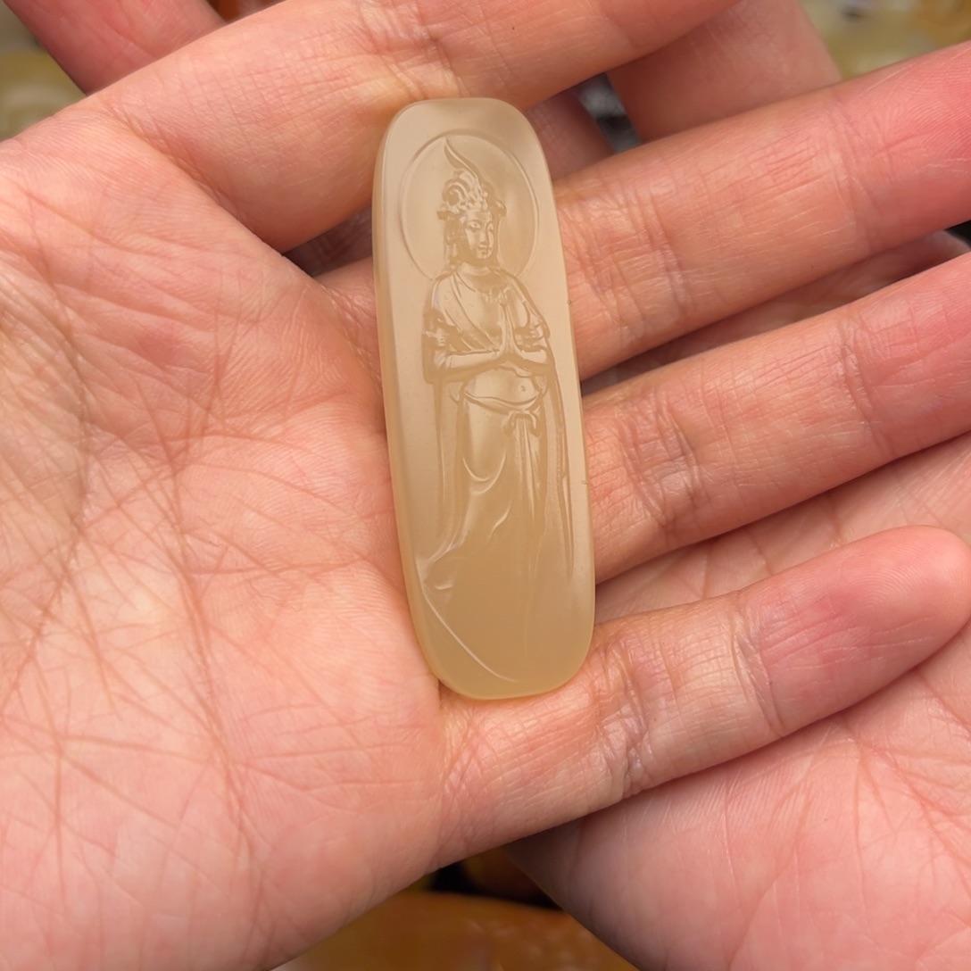 秦***子石英质玉未镶嵌黄蜡石吊坠