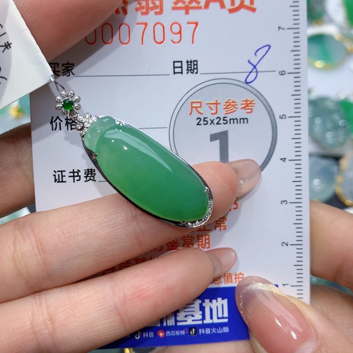 翡翠颈饰18K金镶嵌福瓜