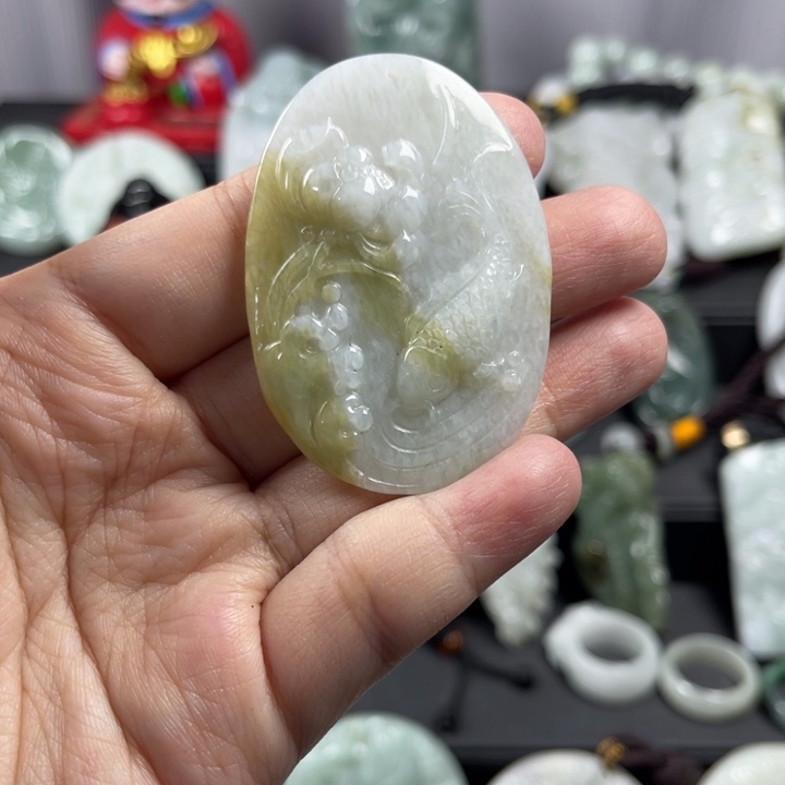 翡翠未镶嵌颈饰年年有余