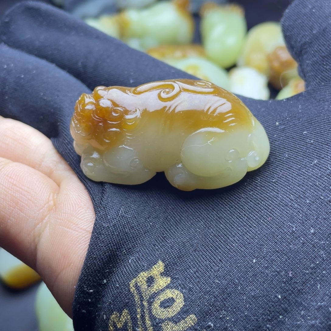 星***闪和田玉（糖玉）未镶嵌颈饰