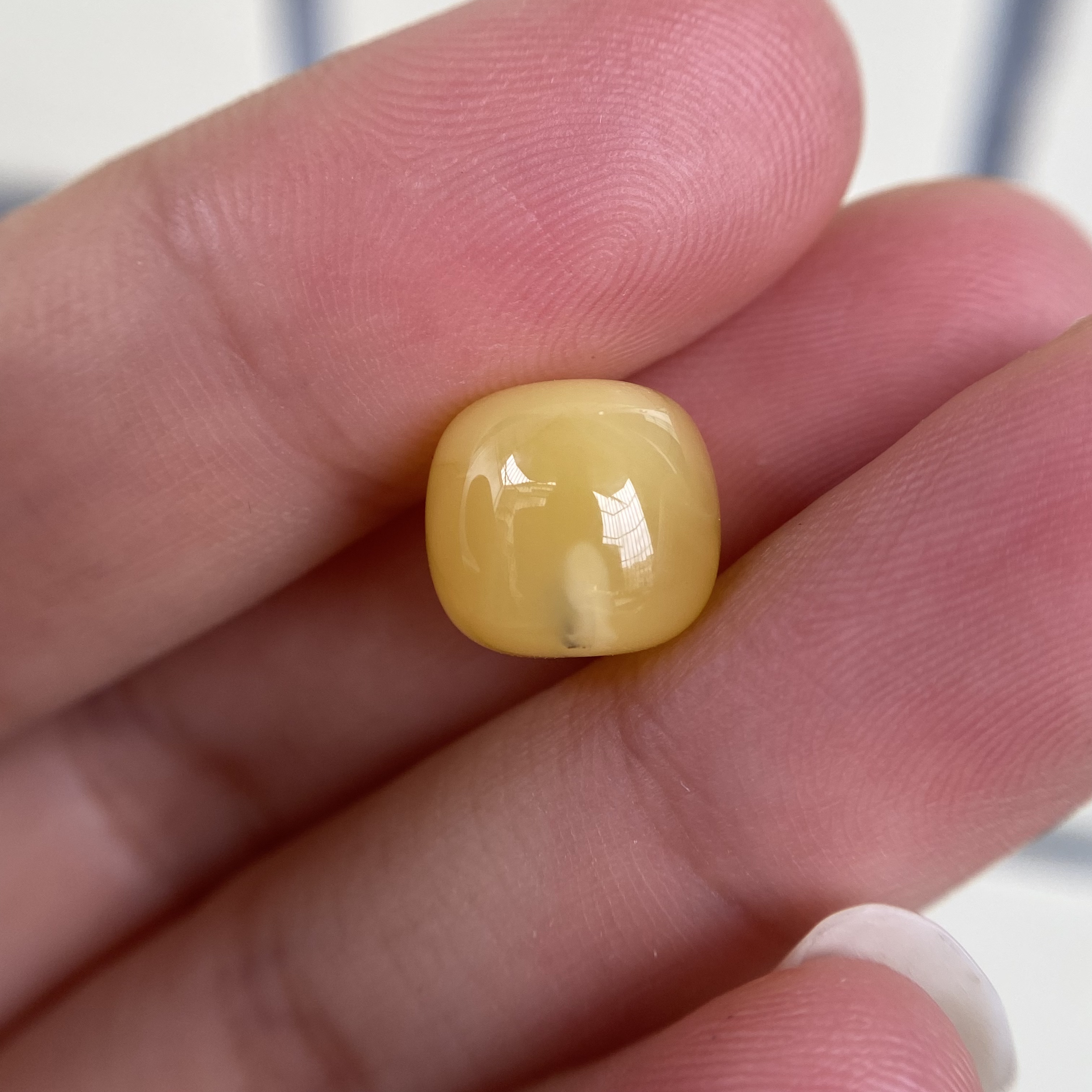 蜜蜡胶皮鸡油黄老型10.7×9.8mm，清货不退不退，孔边有点植物
