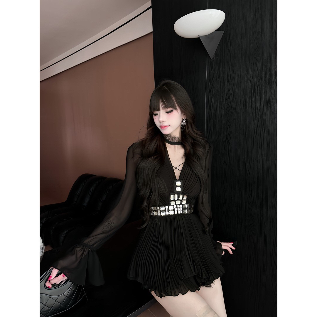 两件套新品●YeYe●光晕环绕简约通勤性感百搭收腰流苏百褶时尚套装