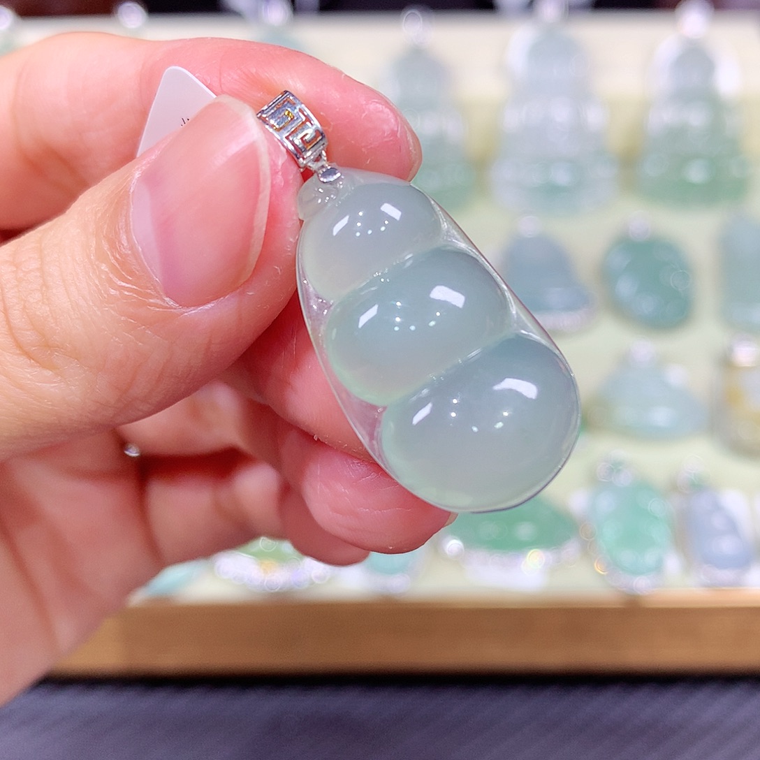 翡翠18K金镶嵌颈饰福豆