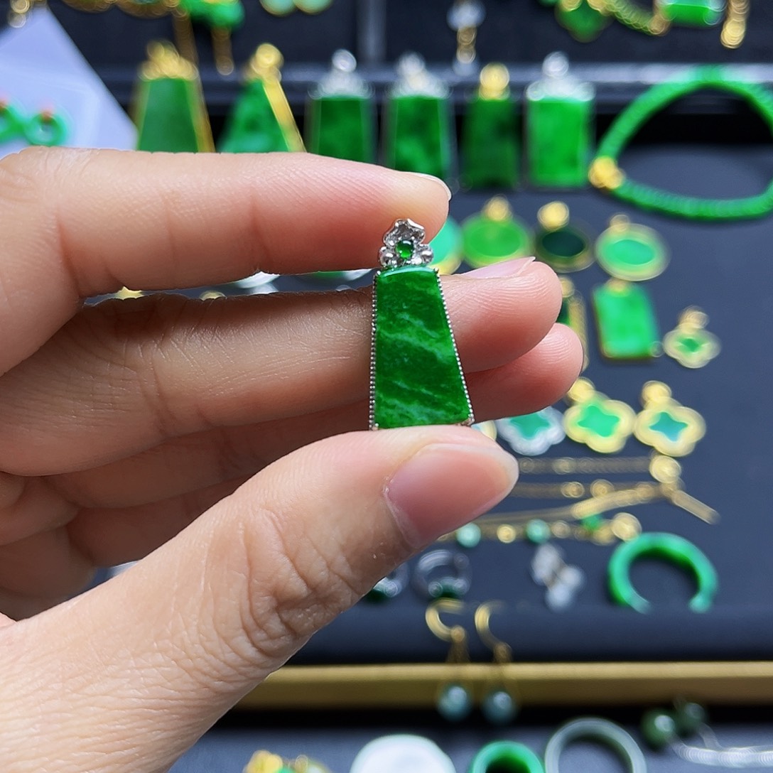 翡翠18K金镶嵌颈饰