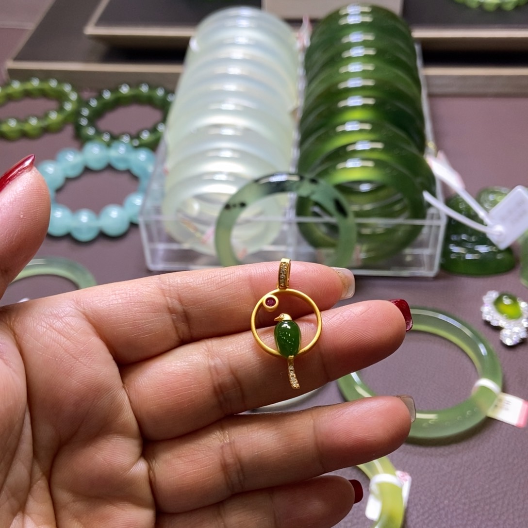 蛇纹石玉吊坠未镶嵌