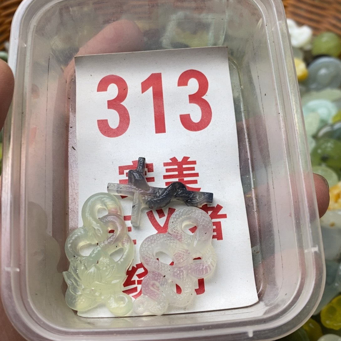 蛇纹石玉挂坠未镶嵌
