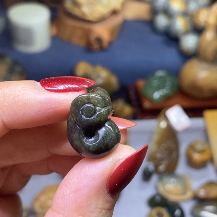 岫岩河磨玉（透闪石质玉）通孔未镶嵌