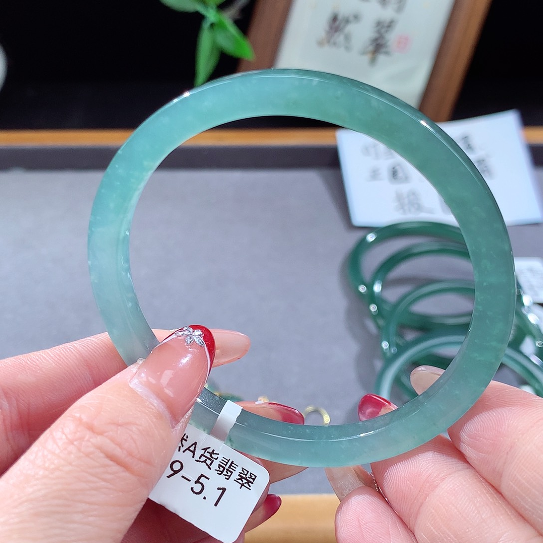 翡翠手镯（圆镯）未镶嵌天然翡翠