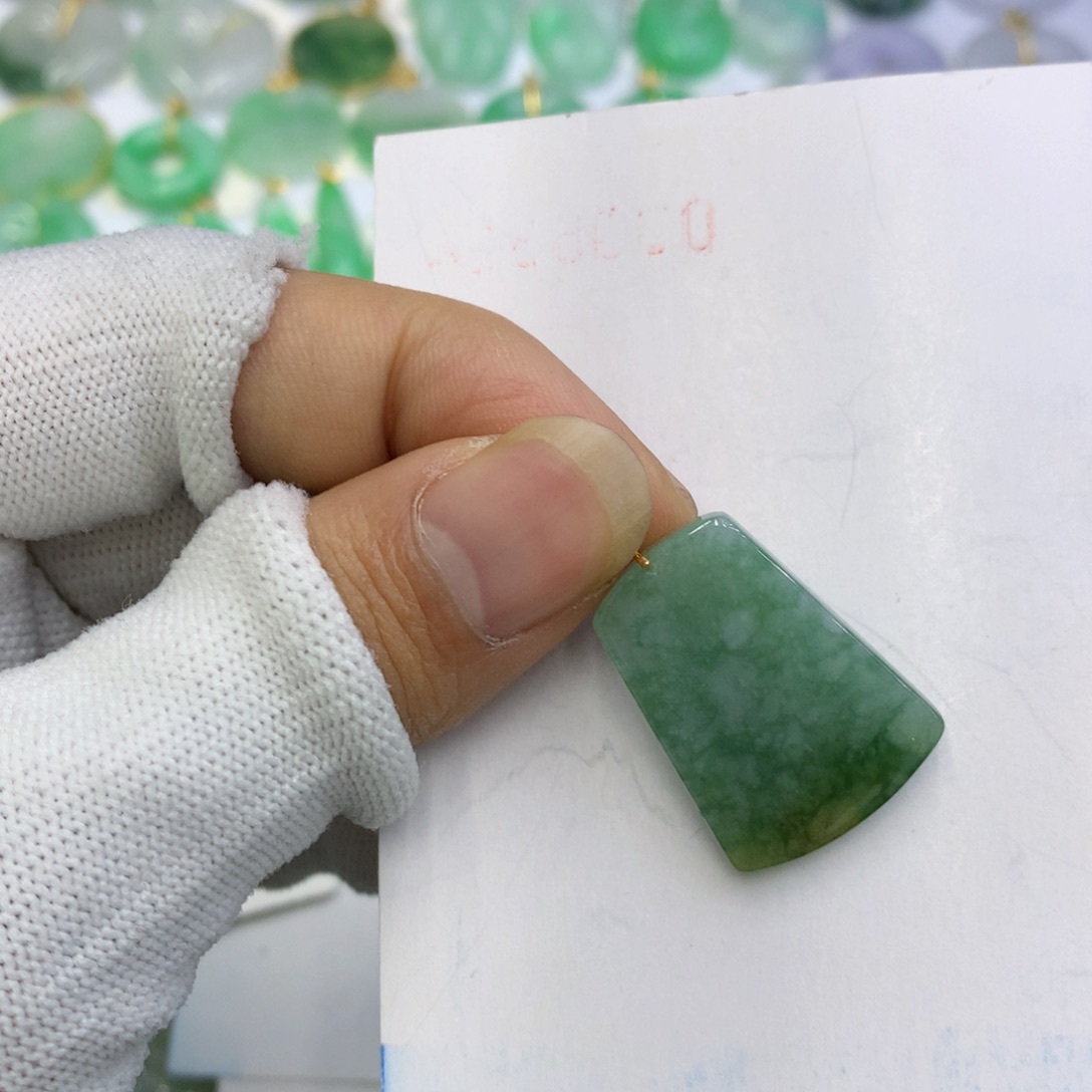 翡翠颈饰未镶嵌翡翠